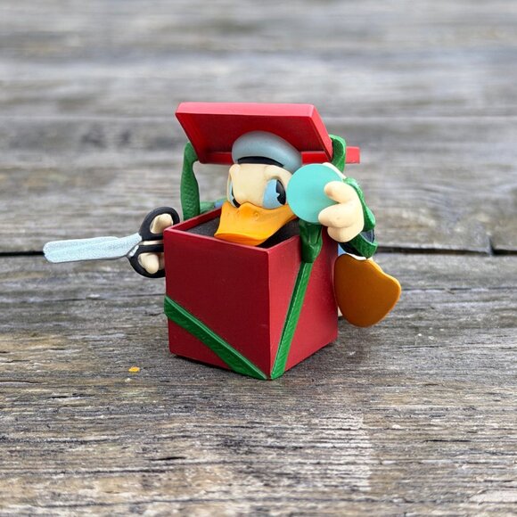 Hallmark & Disney Ornaments Donald and Daisy Duck Lovers' Lodge Surprising Gift - Picture 11 of 15